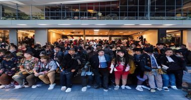 五一档电影院门口排队观影的年轻人，票房大战与口碑争议成为假期吃瓜的重要话题之一