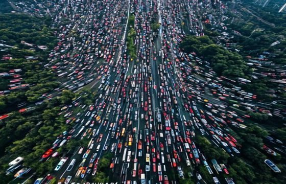 五一黄金周高速公路大堵车航拍画面，车流绵延数十公里，蔚为壮观，引发全网热议的五一出行话题